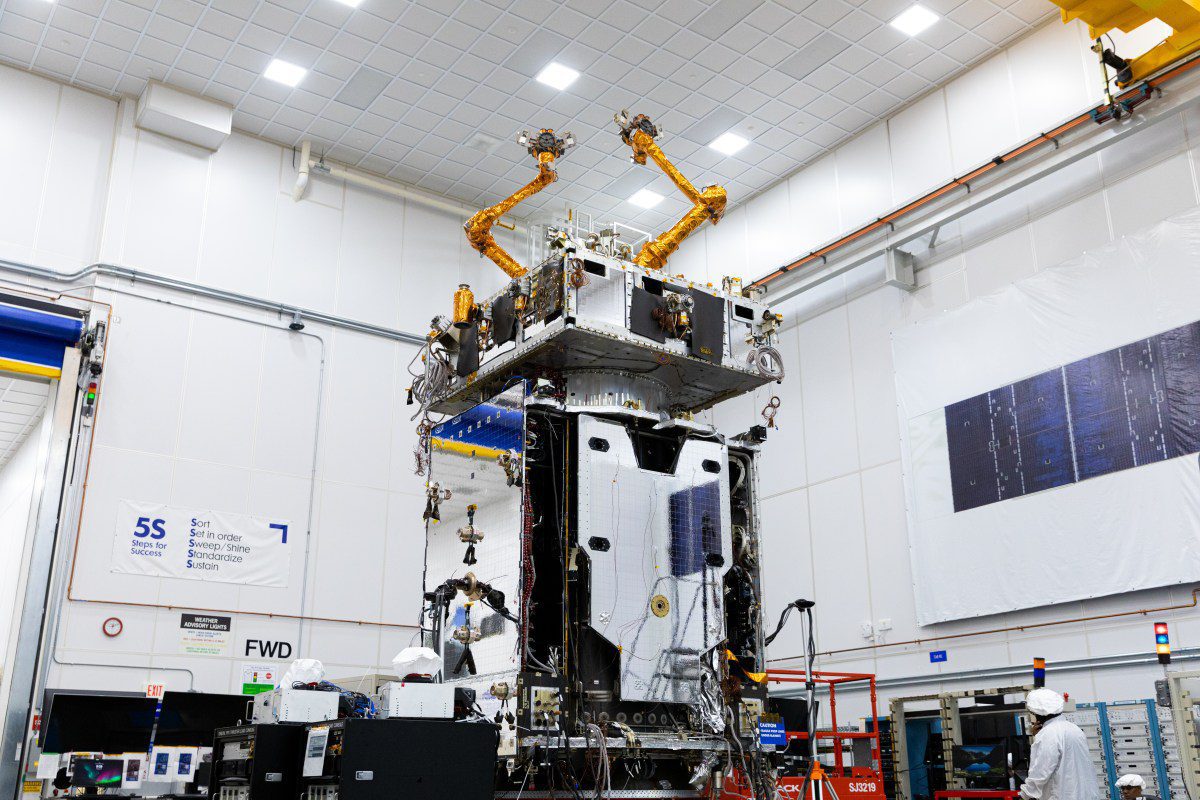 Northrop Grumman、衛星を延命する宇宙整備ロボットMRVを投入