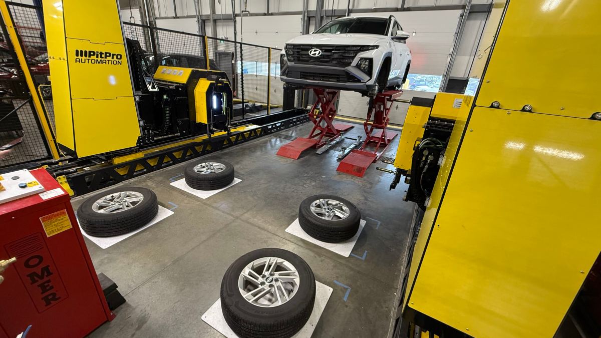 PitProのタイヤ交換ロボットがカナダで稼働開始、既存ベイ組み込みが焦点